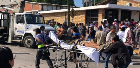Personal de rescate atiende a heridos por el desplome del techo de una iglesia hoy, en Ciudad Madero