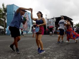 Miles de personas bailan al son de la salsa con "Sesiones desde la Loma" en Puerto Rico baile de salsa