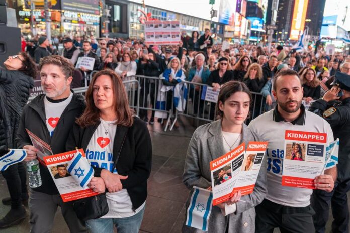 Personas participan en una manifestación en apoyo a Israel hoy, en Time Square (2)