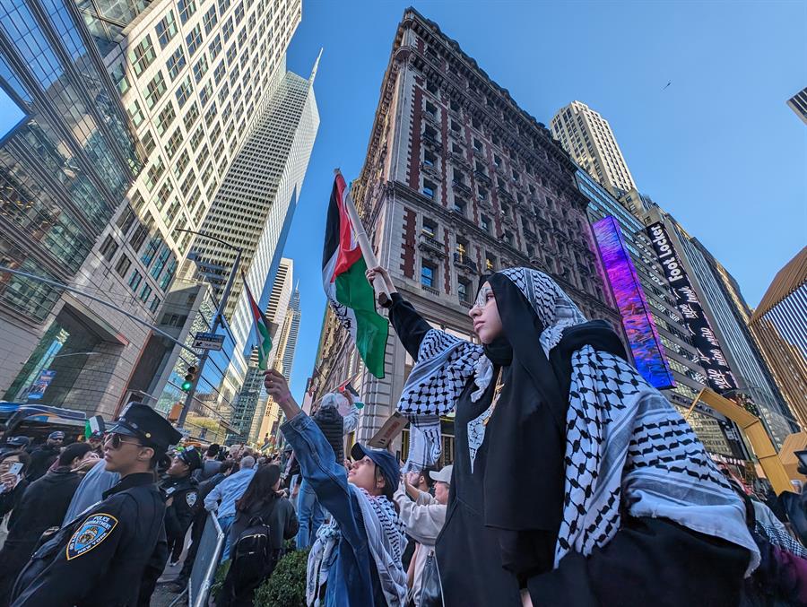 Personas se manifiestan hoy a favor de Palestina, en Times Square en Nueva York (1)
