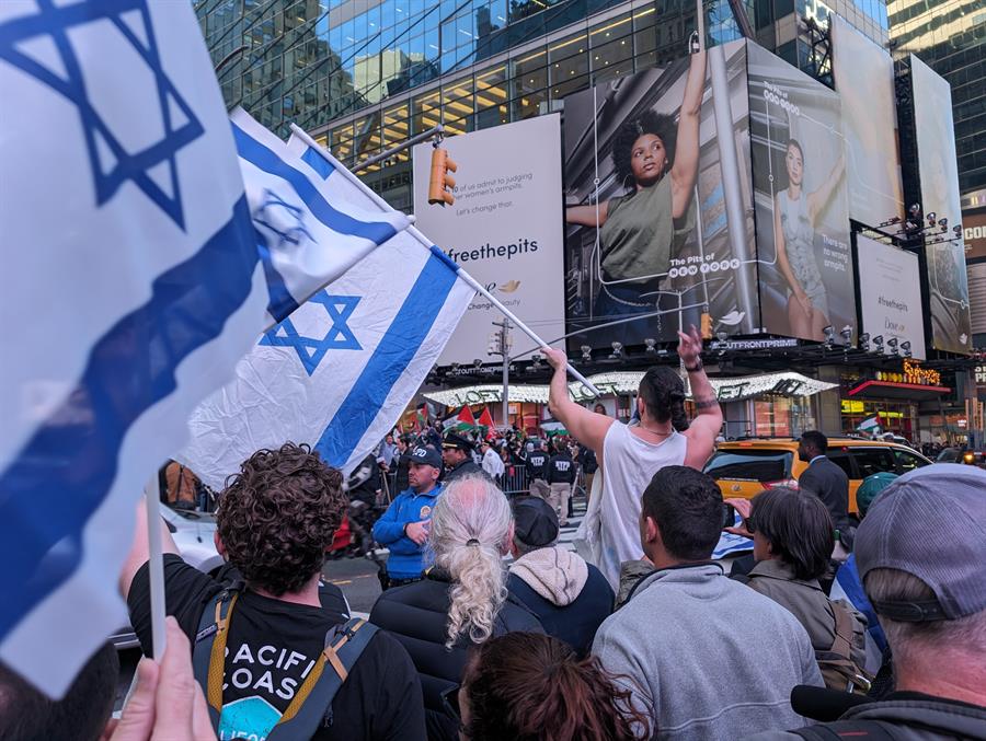 Personas se manifiestan hoy a favor de Palestina, en Times Square en Nueva York (2)