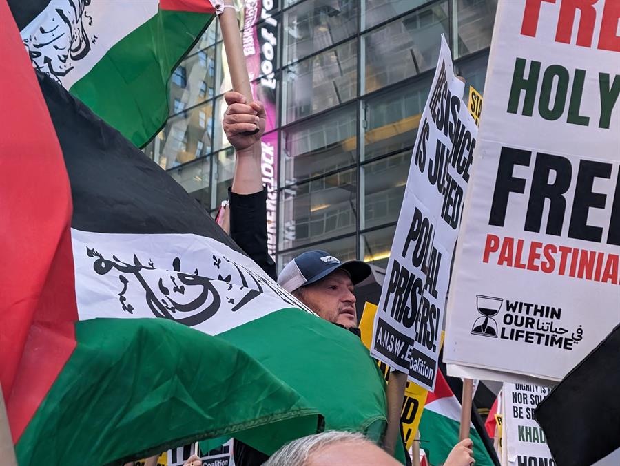 Personas se manifiestan hoy a favor de Palestina, en Times Square en Nueva York (3)