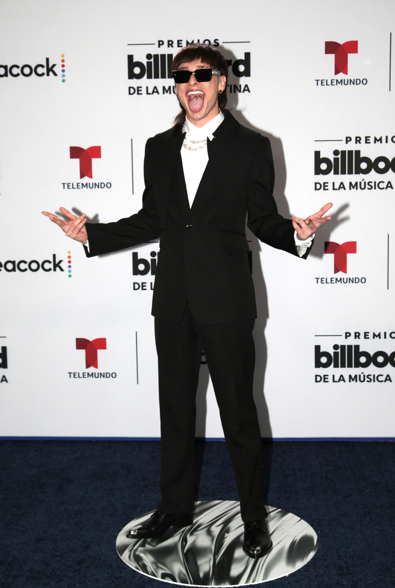 Peso Pluma posa en la alfombra azul de los Premios Billboard