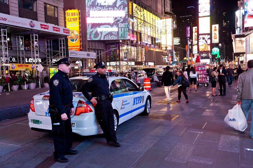 New York, Police car and policemen in the Times Square Nueva York ha reforzado la seguridad ante las protestas convocadas en los últimos días tras los ataques sorpresa del grupo islamista Hamás contra Israel, y que se prevé continúen este viernes con al menos un acto de apoyo a Palestina.