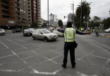 Ecuador sufre primeros apagones que racionan electricidad por histórica sequía en Amazonía Policías de tránsito ordenan hoy el tráfico ante el caos generado en los semáforos tras los primeros cortes de electricidad, en Quito