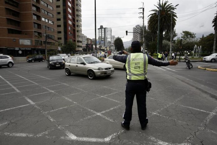 Policías de tránsito ordenan hoy el tráfico ante el caos generado en los semáforos tras los primeros cortes de electricidad, en Quito