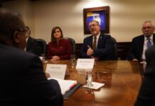 El presidente electo de Guatemala, Bernardo Arévalo de León, se reunió este martes con el subsecretario de Estado de Estados Unidos para Asuntos del Hemisferio Occidental, Brian Nichols, para dialogar sobre la transición de mando y la crisis política del país centroamericano. Foto Bernardo Arévalo
