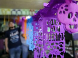 Productores elaboran papel picado (4)