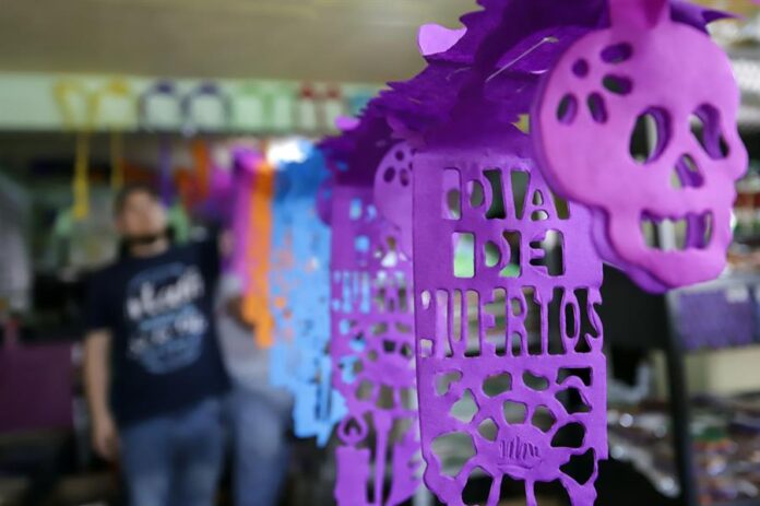 Productores elaboran papel picado (4)