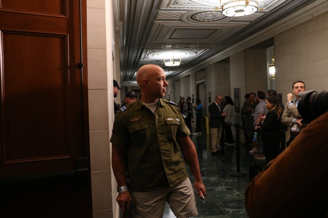 Rep. Brian Mast. Foto Rep. Brian Mast El congresista republicano Brian Mast acudió este viernes a una reunión de su partido en el Congreso vestido con un uniforme del Ejército israelí como muestra de apoyo al Estado judío en la guerra contra Hamás. oto Rep. Brian Mast