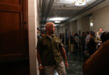 El congresista republicano Brian Mast acudió este viernes a una reunión de su partido en el Congreso vestido con un uniforme del Ejército israelí como muestra de apoyo al Estado judío en la guerra contra Hamás. oto Rep. Brian Mast