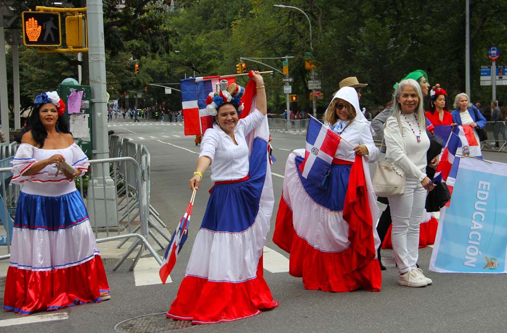 Una primera delegaci&oacute;n de Rep&uacute;blica Dominicana abri&oacute; el Desfile de la Hispanidad mostrando los trajes t&iacute;picos de Quisqueya portados alegremente por voluntarias colombianas que en gesto de hermandad y con gran respeto, los lucieron por la Quinta Ave.
