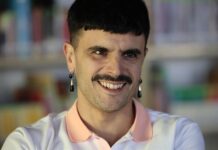 El artista español Rodrigo Cuevas aseguró este viernes que "intentar vivir de una forma libre te lleva a sitios buenos" y defendió "juguetear con los clichés porque son parte de la cultura", al comienzo de su visita a México para su primera gira de conciertos en el país, donde presentará su premiada fusión de música tradicional y contemporánea.