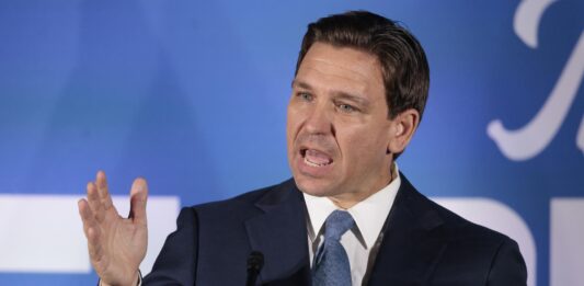 El gobernador de Florida y candidato republicano a las primarias republicanas, Ron DeSantis, dijo que Israel "tiene el deber de responder con una fuerza abrumadora" al ataque perpetrado este sábado por el grupo islamista Hamás, una reacción secundada por la líder del Partido Demócrata estatal, Nikki Fried.