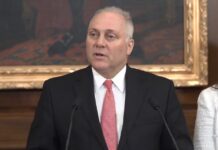 El voto al liderazgo de la Cámara Baja se atrasa por falta de consenso conservador El voto para elegir al nuevo líder de la Cámara de Representantes sigue en suspenso ante la falta de consenso en torno al candidato propuesto por los republicanos, Steve Scalise, que no tiene asegurado aún el apoyo necesario en sus filas.