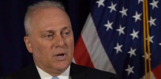 Los republicanos nominaron este miércoles a Steve Scalise como candidato a liderar la Cámara Baja de Estados Unidos, que se quedó vacante después de que el también conservador Kevin McCarthy fuera destituido el 3 de octubre tras una moción en su contra presentado por sus propias filas.