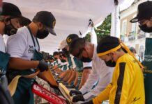 Venezuela busca un récord Guinness con un bocadillo de queso frito de 15 metros de largo Cerca de 300 personas trabajaron este sábado en la creación de un tequeño -bocadillo frito relleno con queso- en Venezuela, que busca la certificación de un récord Guinness por cocinar este alimento, que es original del país y que en los últimos años ha cobrado popularidad internacional.
