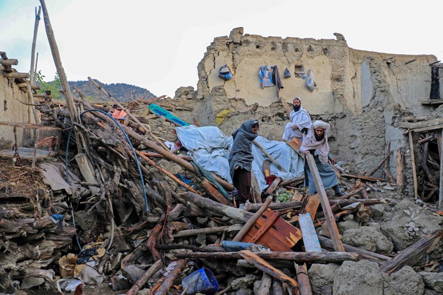 Terremoto Afganistan Las autoridades confirmaron la muerte de al menos 180 personas como consecuencia de los siete terremotos de hasta 6,3 grados registrados este sábado en el distrito de Zinda Jan, en la provincia occidental afgana de Herat, mientras que más de 600 personas se encuentran heridas.