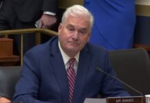 El representante por Minesota Tom Emmer, candidato a presidir la Cámara de Representantes de Estados Unidos, ha retirado su candidatura apenas cuatro horas después de que el Partido Republicano le eligiese para suceder a Kevin McCarthy, cesado a comienzos de octubre por el ala dura de la formación.