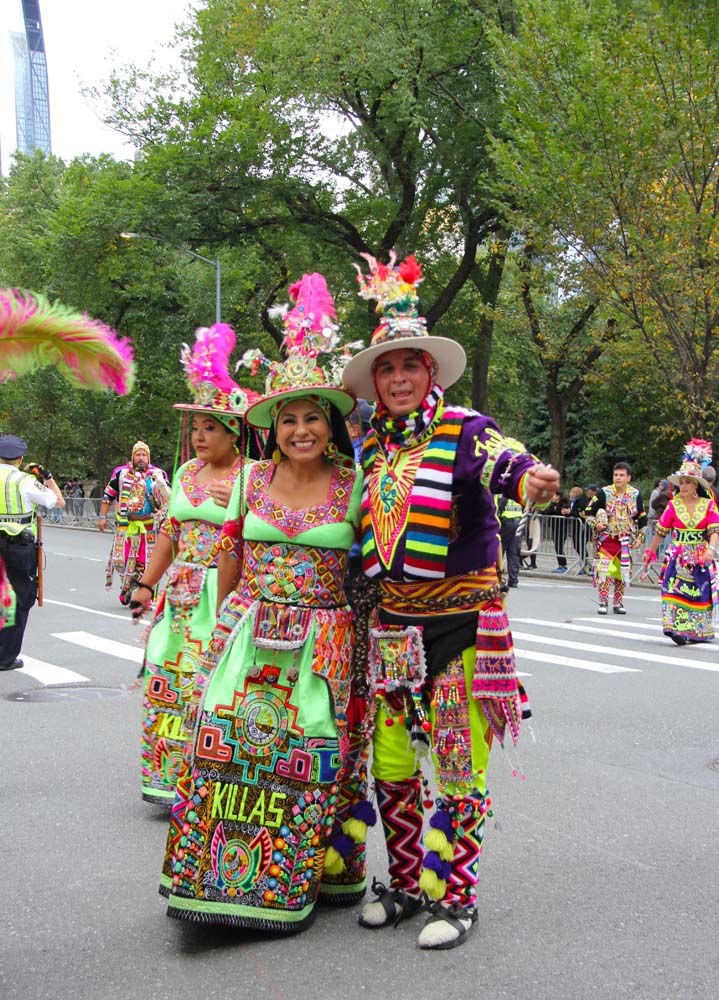 De los trajes m&aacute;s vistosos y m&aacute;s elaborados de todo el desfile, los de la delegaci&oacute;n representando a Bolivia fueron muy admirados y sus participantes cordialmente posaron para nuestro lente.