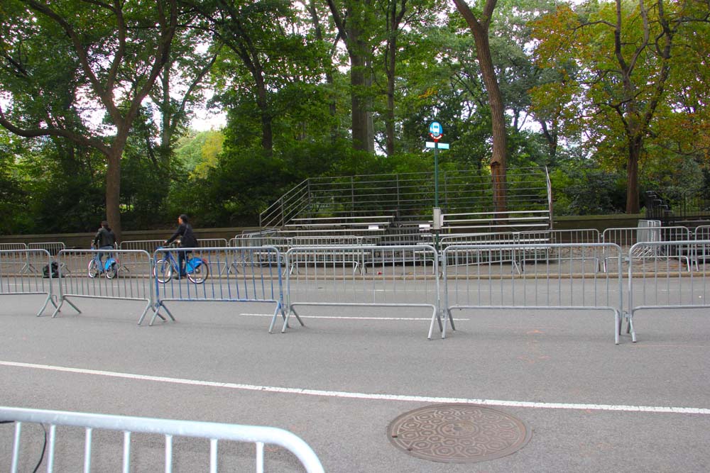 El desfile, que se desarroll&oacute; en un d&iacute;a que la lluvia amenaz&oacute; su realizaci&oacute;n permanentemente, cont&oacute; con dos tribunas que fueron anunciadas en su p&aacute;gina de Facebook pero que no se utilizaron.