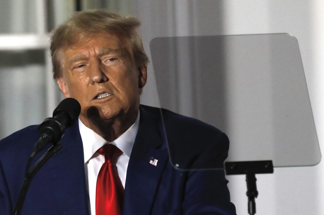 El expresidente Donald Trump volvió este martes al tribunal de Nueva York donde se celebra el juicio por fraude en la Organización Trump, en el que está acusado, y repitió sus quejas de que es injusto e interfiere con sus aspiraciones presidenciales.