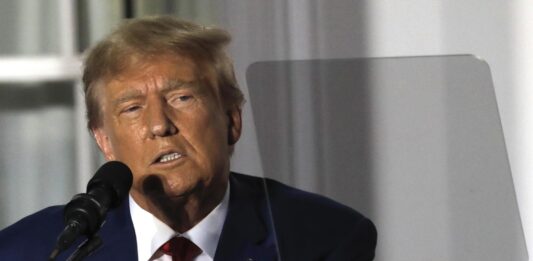 El expresidente Donald Trump volvió este martes al tribunal de Nueva York donde se celebra el juicio por fraude en la Organización Trump, en el que está acusado, y repitió sus quejas de que es injusto e interfiere con sus aspiraciones presidenciales.
