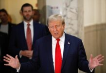 La defensa de Trump pide paralizar la liquidación de sus empresas y advierte de despidos Los abogados del expresidente Donald Trump pidieron este viernes con carácter de urgencia paralizar la liquidación de sus empresas ordenada por el juez que preside el juicio -en curso- por fraude en la Organización Trump y advirtió de que las consecuencias pueden suponer despidos de "cientos" de personas.