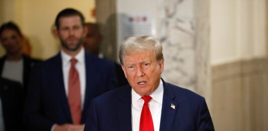 Los abogados del expresidente Donald Trump pidieron este viernes con carácter de urgencia paralizar la liquidación de sus empresas ordenada por el juez que preside el juicio -en curso- por fraude en la Organización Trump y advirtió de que las consecuencias pueden suponer despidos de "cientos" de personas.