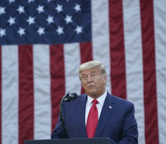 Excontable dice que la Organización Trump le ocultaba documentos financieros El juicio por fraude contra Donald Trump entró en su segunda jornada con cuestiones más detalladas de contabilidad, y en la sesión de hoy destacó el testimonio de un excontable que trabajaba para la Organización Trump y que afirmó que esta le ocultaba documentos relevantes para elaborar sus declaraciones financieras.