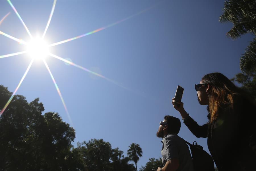 Turistas y locales se reúnen para observar el eclipse solar anular (4) eclipse solar anular (4)