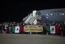 Un avión de la Fuerza Aérea Mexicana con mexicanos provenientes de Israel arriba a la Base Militar de Santa Lucía (3)
