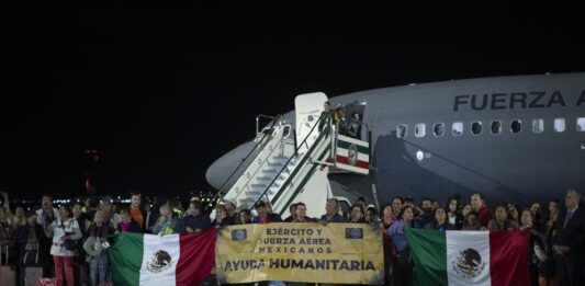 Un avión de la Fuerza Aérea Mexicana con mexicanos provenientes de Israel arriba a la Base Militar de Santa Lucía (3)