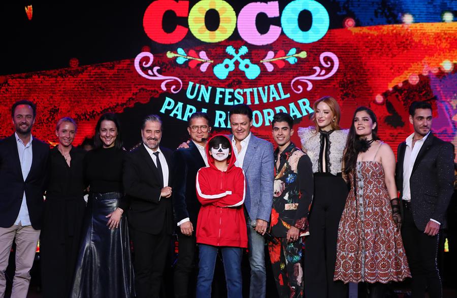 Un festival de la película “Coco” Decenas de artistas celebrarán este 3 y 4 de noviembre el Día de Muertos con el evento “Coco: un festival para recordar”, que se desarrollará en La Monumental Plaza México, en la capital del país, y busca difundir la cultura mexicana y la música ranchera.