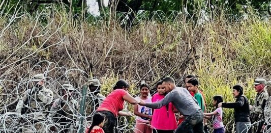 Un grupo de migrantes cruzan el río Bravo para ingresar a la frontera con Estados Unidos (2)