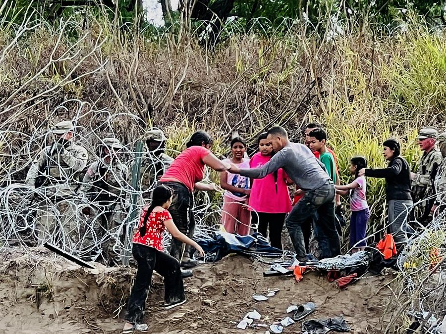 Un grupo de migrantes cruzan el río Bravo para ingresar a la frontera con Estados Unidos (2) Un grupo de migrantes cruzan el río Bravo para ingresar a la frontera con Estados Unidos (2)