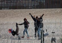 Un grupo de migrantes permanecen a un costado de la frontera con Estados Unidos (4)