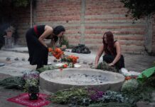 Las "nuevas brujas" en México, unidas por la espiritualidad, la autonomía y la herbolaria Un grupo de mujeres participan en un ritual denominado “sanación de útero o renovación creativa (2)
