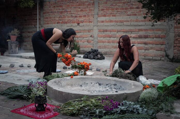 Un grupo de mujeres participan en un ritual denominado “sanación de útero o renovación creativa (2)
