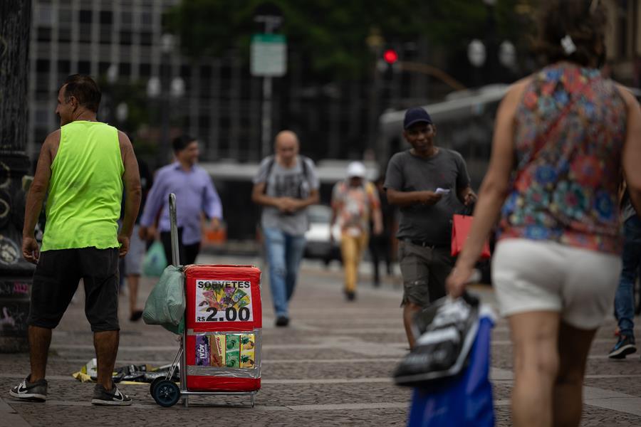 Un hombre trabaja como vendedor de helados, Un hombre trabaja como vendedor de helados,