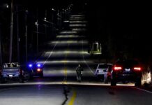 Un policía se dirige al bar Schemengees donde un individuo abrió fuego anoche en la localidad de Lewiston (1)