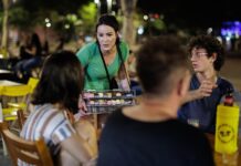 Una mujer trabaja vendiendo dulces en bare