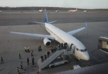 El Gobierno de Venezuela detiene a 3 de los 127 migrantes deportados desde EE.UU. Autoridades de Venezuela detuvieron a 3 de los primeros 127 migrantes deportatos desde EE.UU., que aterrizaron el miércoles en el país caribeño como parte de un acuerdo migratorio firmado por ambos Gobiernos, informó este viernes el ministro de Interior y Justicia venezolano, Remigio Ceballos. Foto @FuerzaDinamica Remigio Ceballos Ichaso