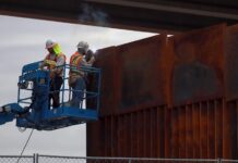EE.UU. empieza a reforzar el muro fronterizo entre el desaliento de los migrantes en México muro fronterizo