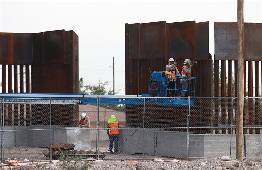 Vista de maquinaria con la que trabajadores refuerzan el muro fronterizo (2)
