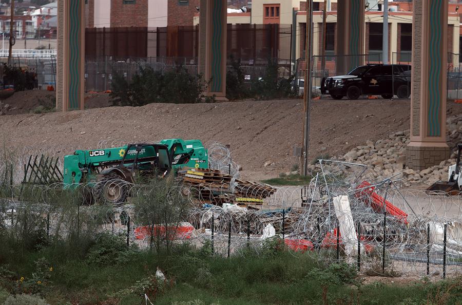Vista de maquinaria con la que trabajadores refuerzan el muro fronterizo (3)