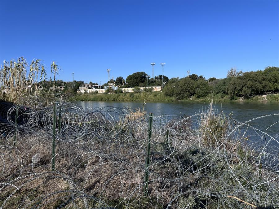 alambres con púas puestos en la frontera de Eagle Pass en Texas (3)