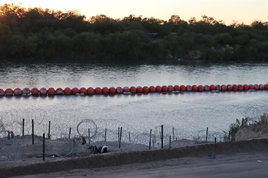 alambres con púas puestos en la frontera de Eagle Pass en Texas (4)