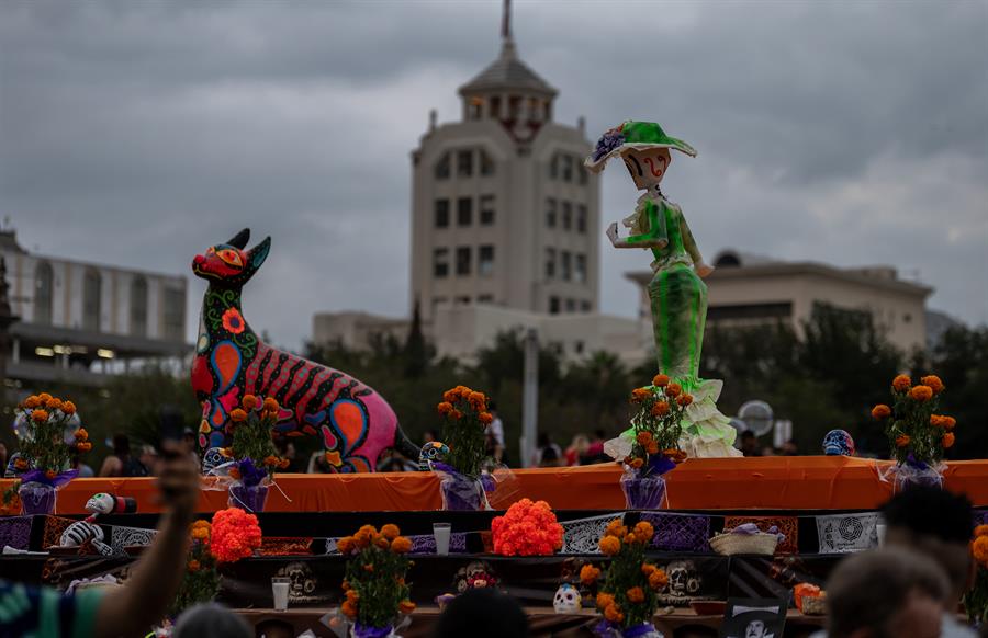 altar monumental como parte de las celebraciones por el Día de Muertos (1)