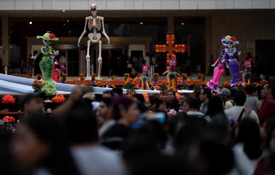 altar monumental como parte de las celebraciones por el Día de Muertos (3)